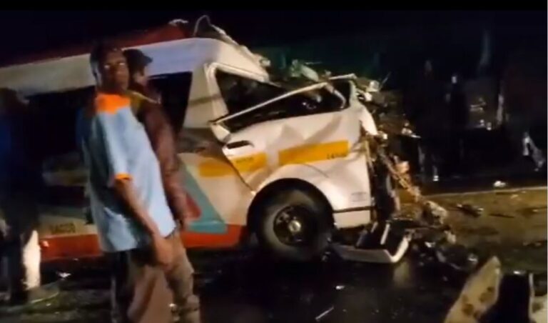 Lorry Crashes Matatu Along The Nakuru-Eldoret Highway Killing 5, Injuring 8
