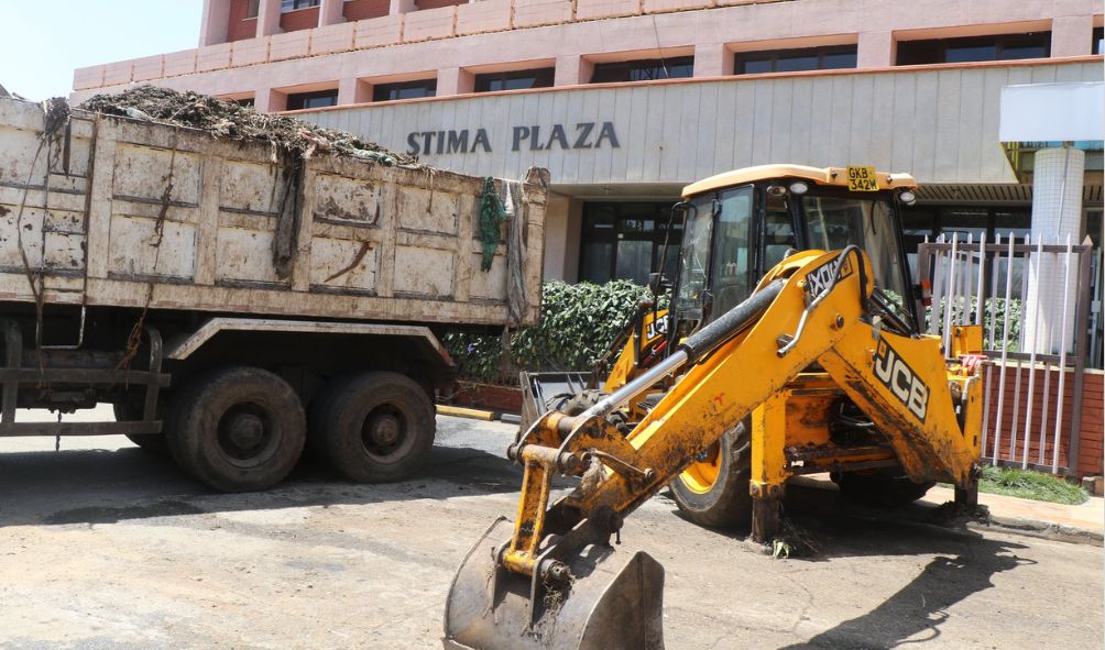 Governor Sakaja Issued Ultimatum After Dumping Garbage At KPLC Nairobi Offices