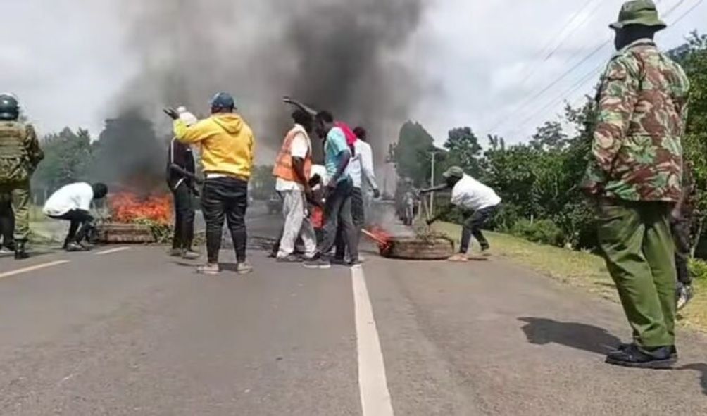 Goons Block Kisumu-Kakamega Highway, Burn Tyres Ahead Of Opposition Rallies