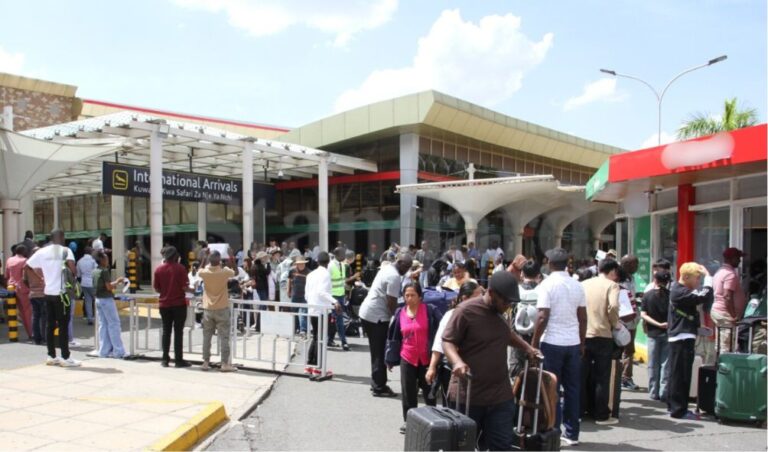 Pilot Association Issues Statement After Aviation Workers' Strike Enters Second Day