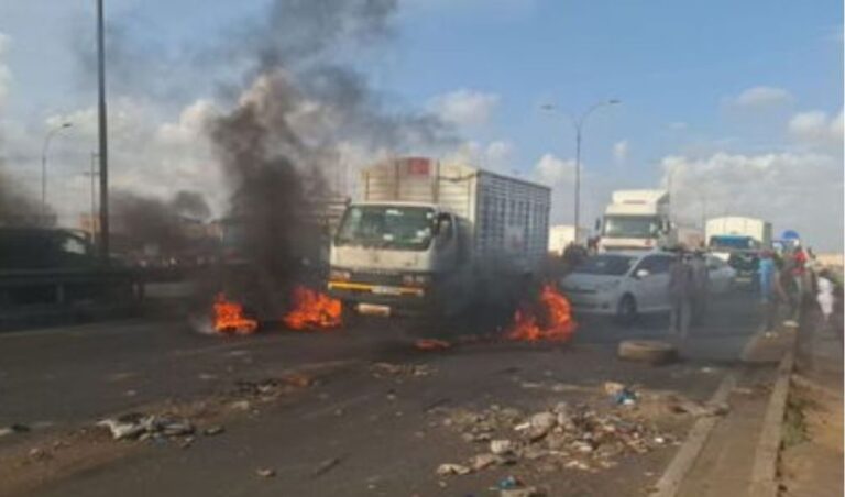 GITHURAI: Traders Paralyze Transport Along Thika Road After Night Demolitions