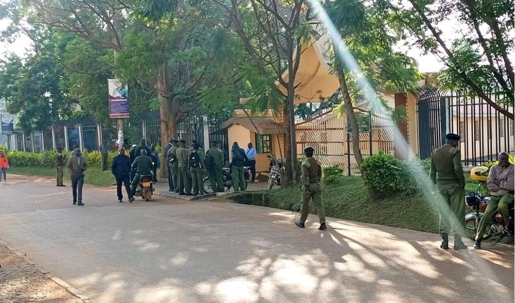 Security Guards Lock Out County Officials Due To Salary Delays