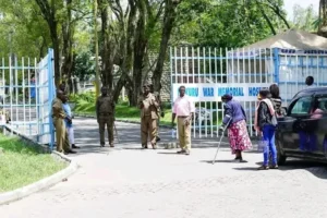 A photo of police and residents standing outside the War Memorial Hospital in Nakuru County.jpg